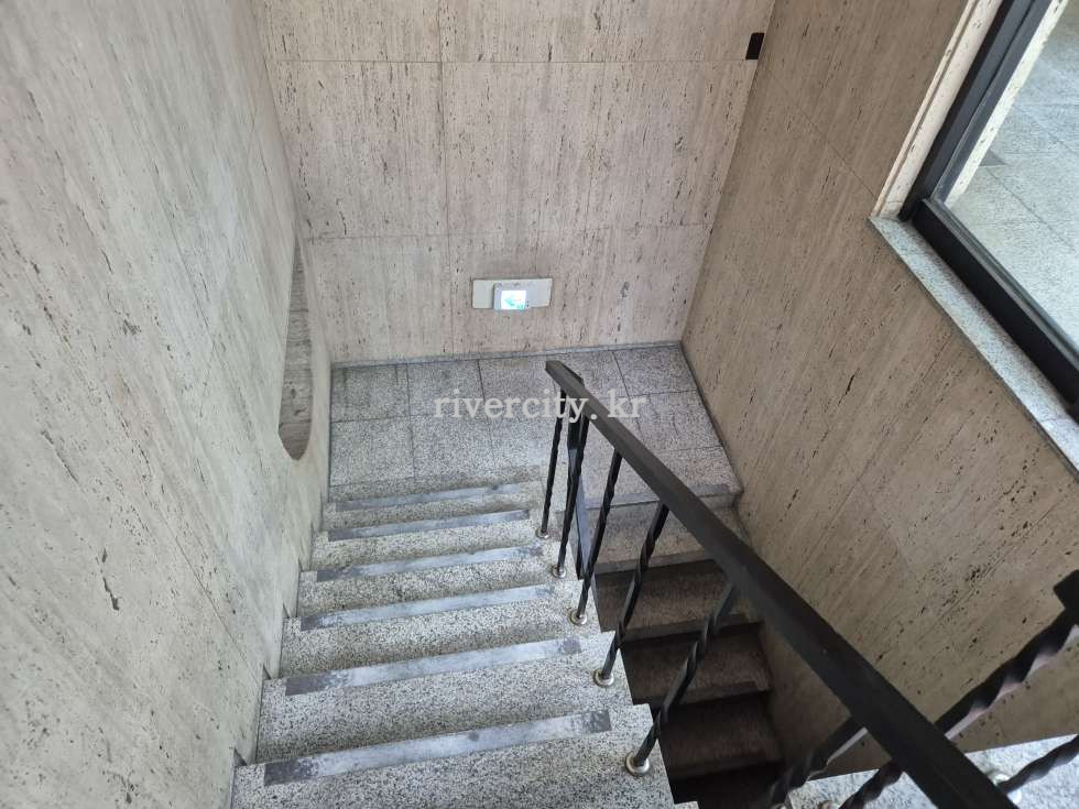 지하
