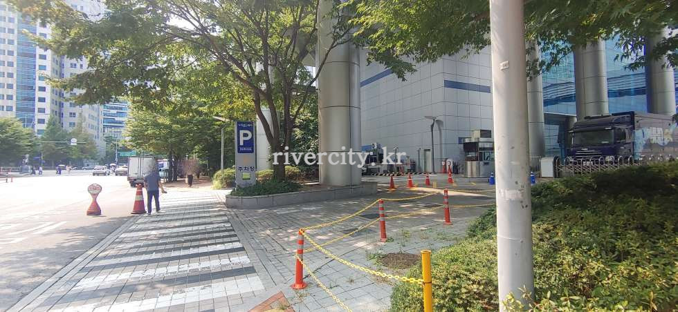 주차장입구