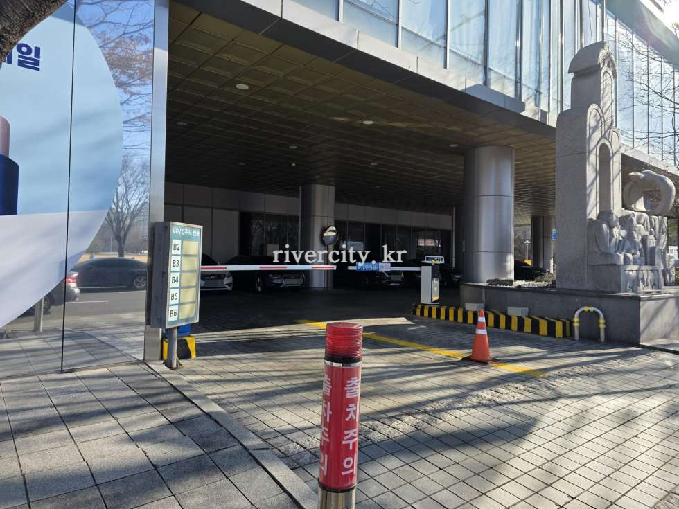 주차장입구